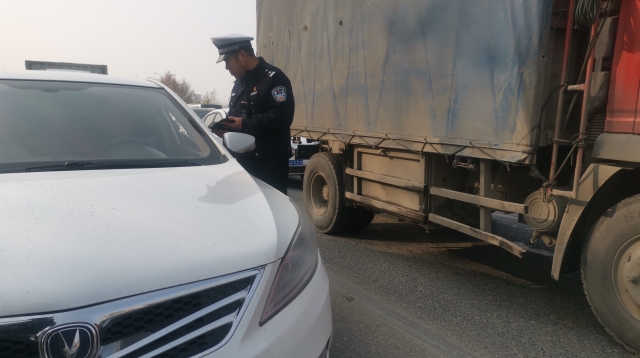 周口限行第一天，交警蜀黍上路劝返近百辆车