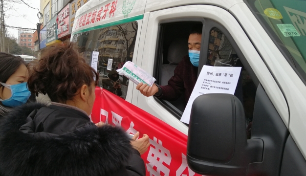 我市一家诊所免费发放口罩给过路市民