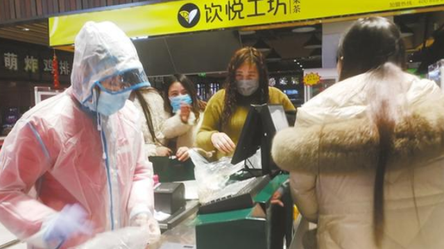 市区超市:秩序井然防护到位