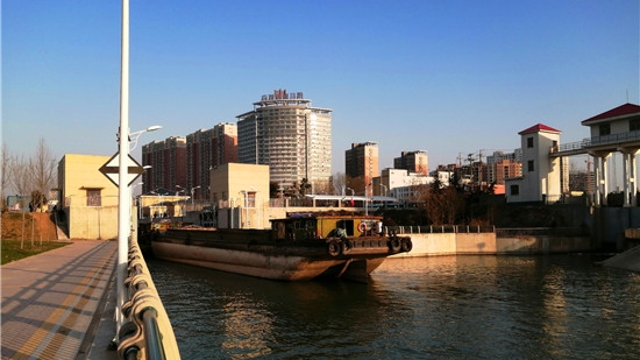 16艘驳船队通过周口船闸