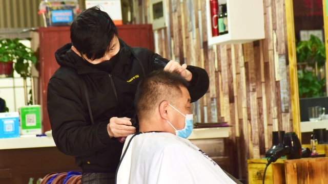 二月二龙抬头“宅”家自己剃龙头