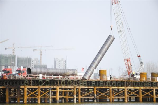 七一路东延项目跨沙颍河大桥施工现场紧张复工