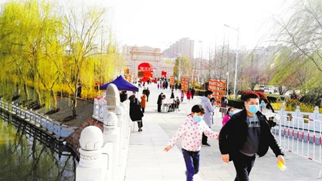 周口公园开放 市民乐享春色