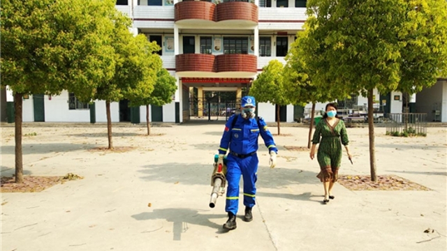 全面消毒   迎接低年级复课