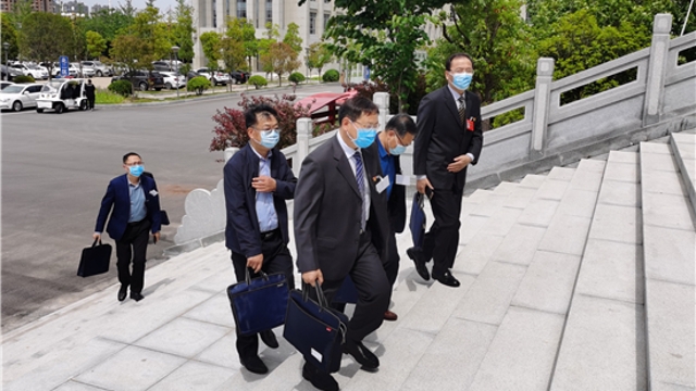 市政协四届四次会议开幕   委员意气风发步入会场