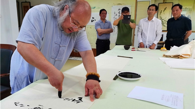 李云飞到周口报业集团书画院进行书法交流