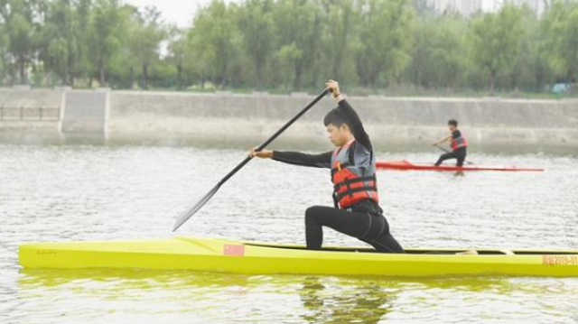 皮划艇运动员训练忙