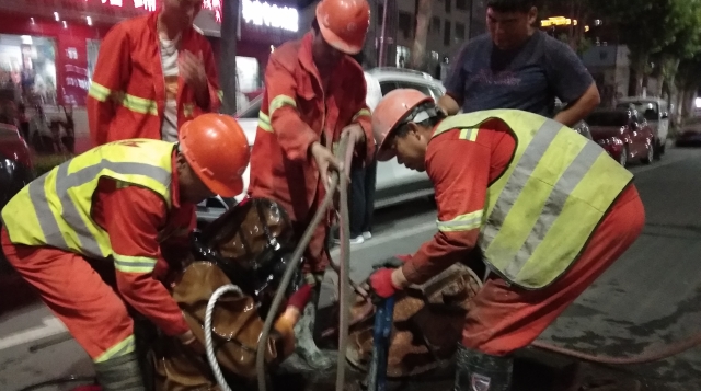 潜水员清理窨井