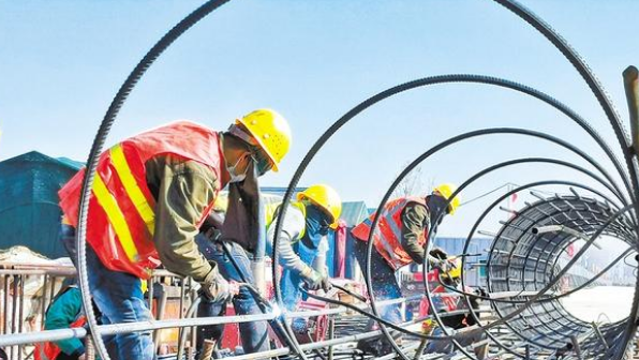 致敬！高温下的建设者