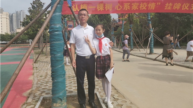 学校为国家树人 家长为学校树木——48棵小树有了新主人