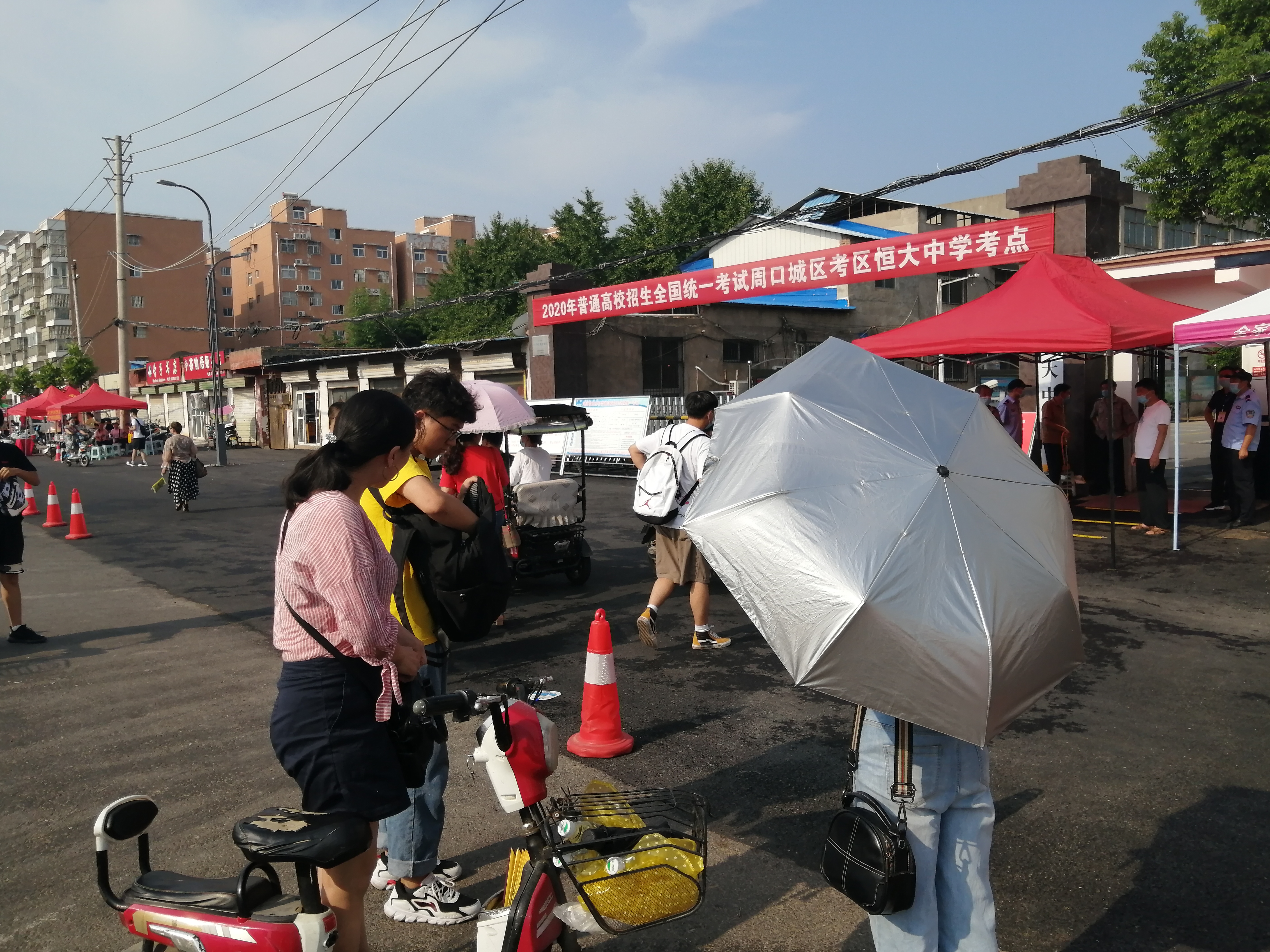 考点外老师几句嘱托 考生露出轻松笑颜