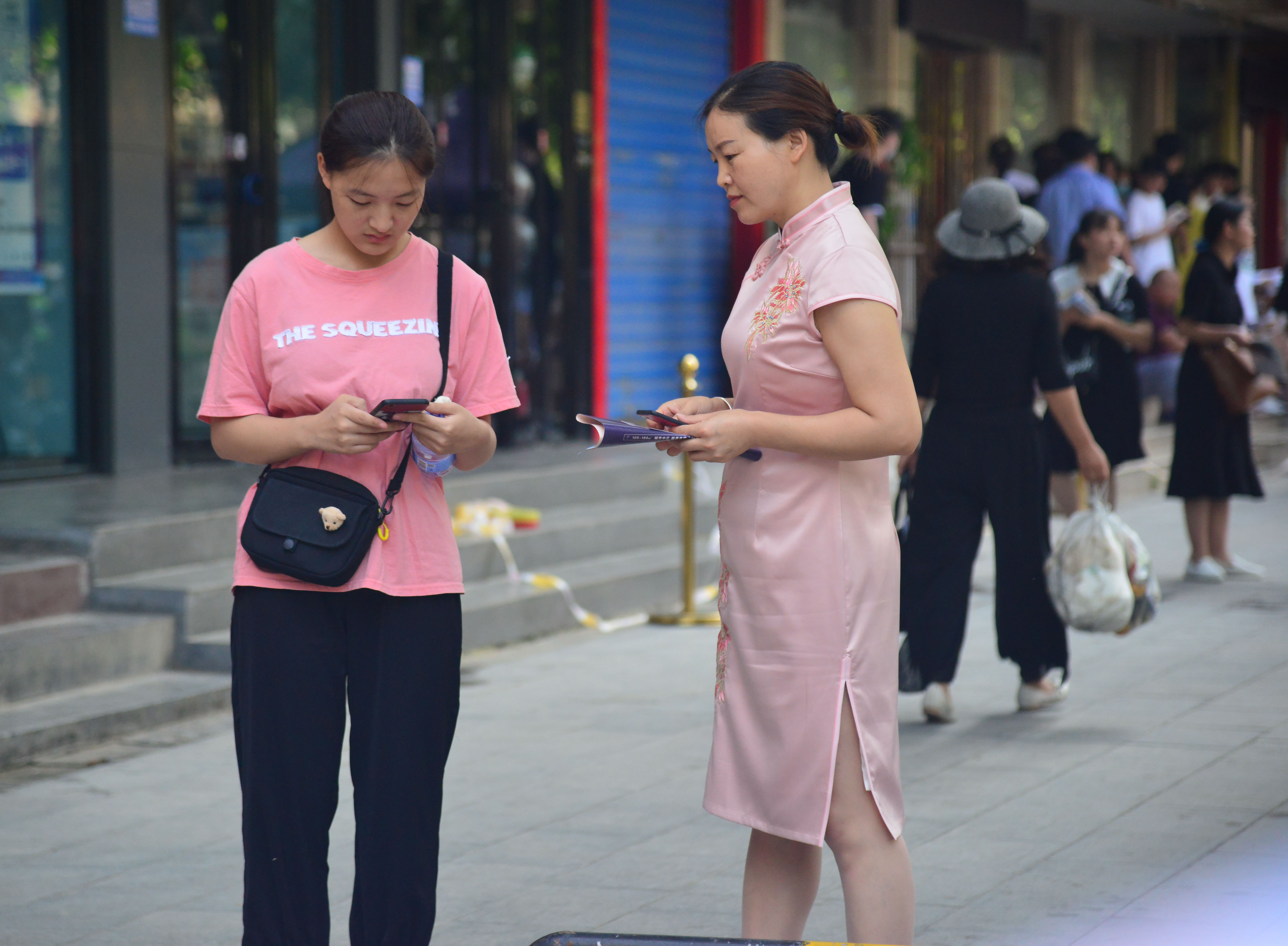 旗开得胜！高考考场外的旗袍妈妈们