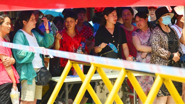 高考考场外的家长