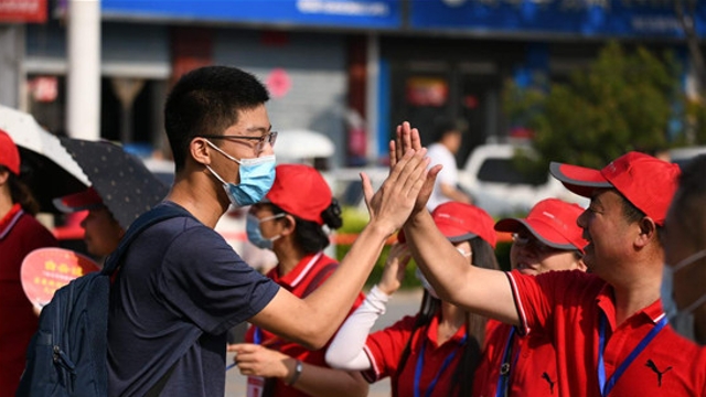 高考考生入场：家人喊加油 师生相击掌