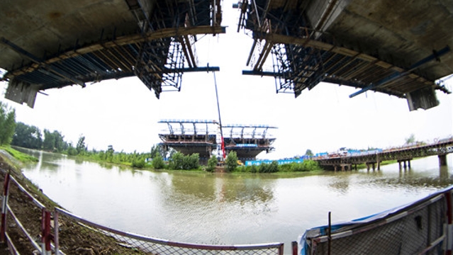 周口：北环跨贾鲁河大桥施工紧锣密鼓 力争年底合拢