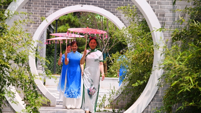 周口森林公园引来大妈们的“模特秀 ”