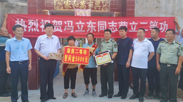 喜报送到家 爸妈乐开花