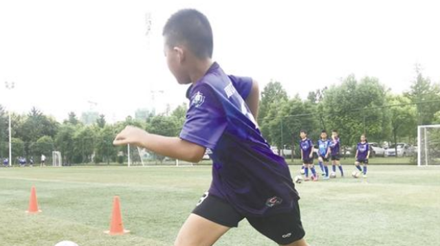 小球员嗨翻绿茵场