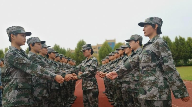 不爱红装爱戎装