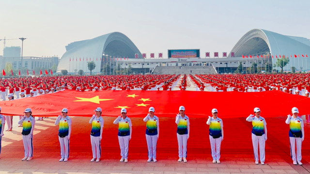 市体育中心广场上演千人广场舞