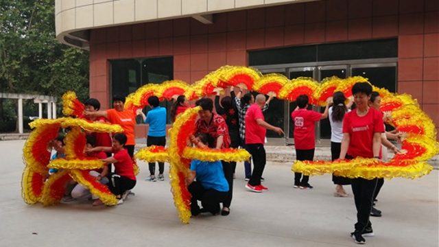 群众排练节目迎国庆