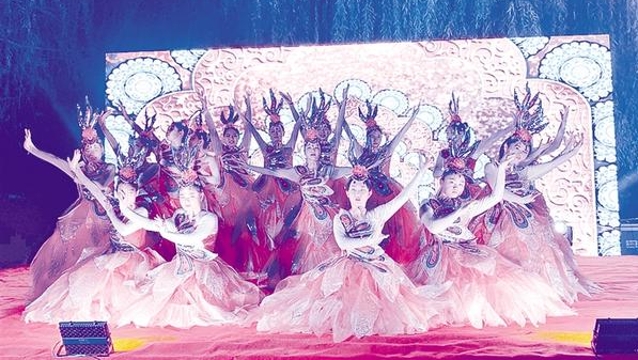 举行文艺晚会 祝福伟大祖国