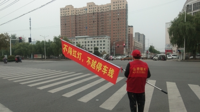 加长版小红旗亮相街头