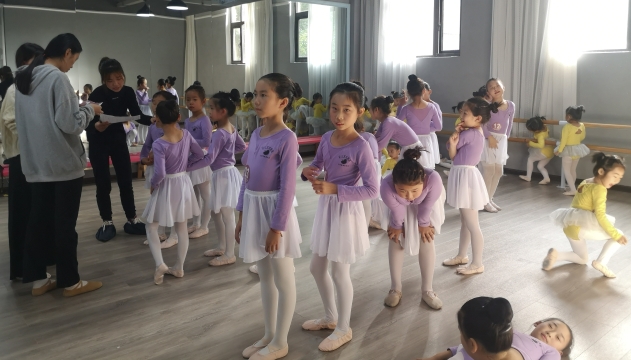 花儿艺术教育的学生参加中国舞等级考试