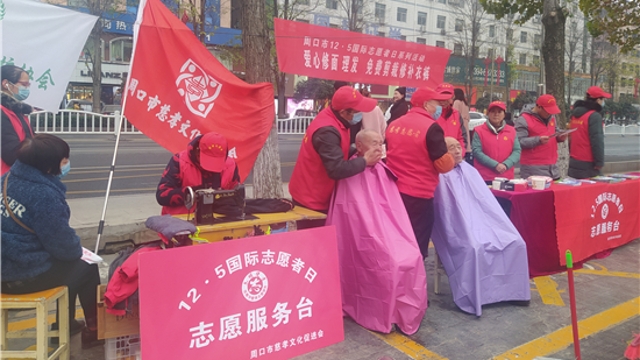 志愿者免费为市民理发