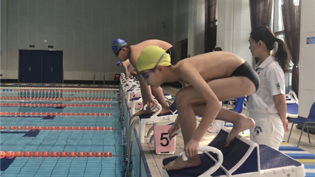 市青少年游泳锦标赛在市体育中心游泳馆顺利举行