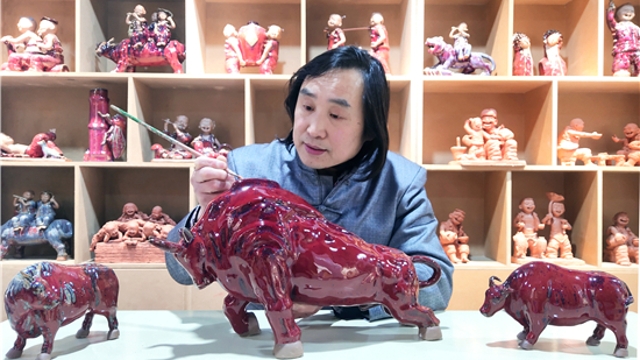 张振福制作钧瓷泥塑“瑞牛贺新春”