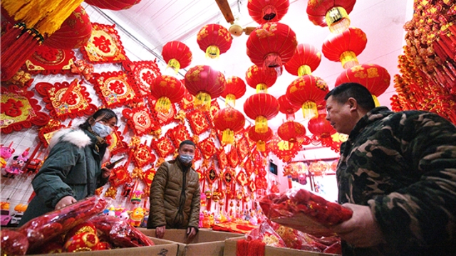 新年到！红灯笼对联市场俏