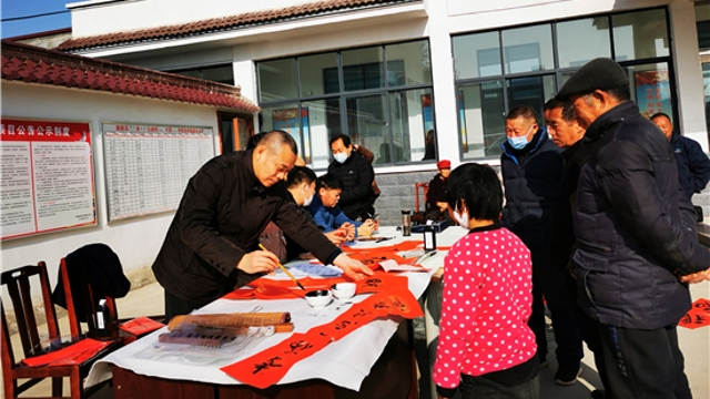 义写春联送乡亲