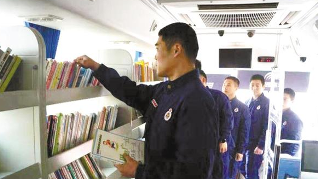 市图书馆赠书消防员