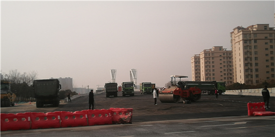 中原路跨沙颍河大桥施工人员全力推进施工进度