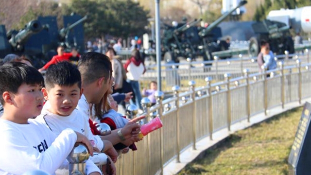 国防教育园内人如织