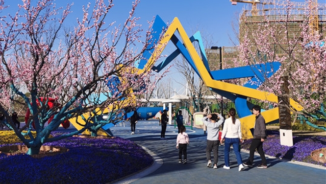 春光明媚市民户外游玩