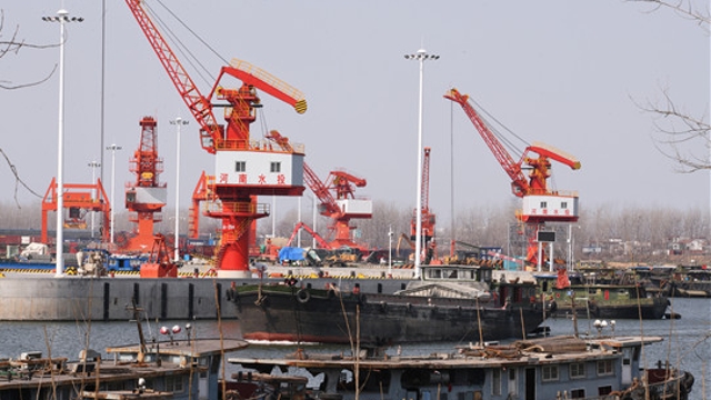 周口中心港：新年货运忙