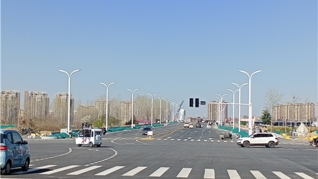 中原路跨沙颍河大桥安装路灯杆