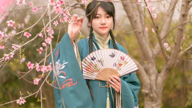 着汉服游公园 周口人民公园邂逅汉服佳人