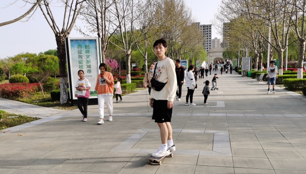 气温攀升 市民换装