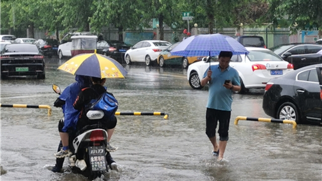周口市突降大雨 城区部分路段出现积水