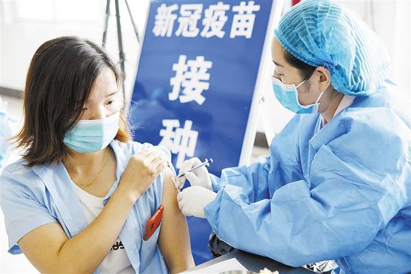 新冠病毒疫苗接种热情高