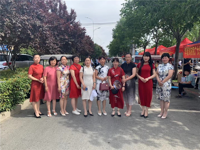 陪考妈妈着传统旗袍为孩子加油