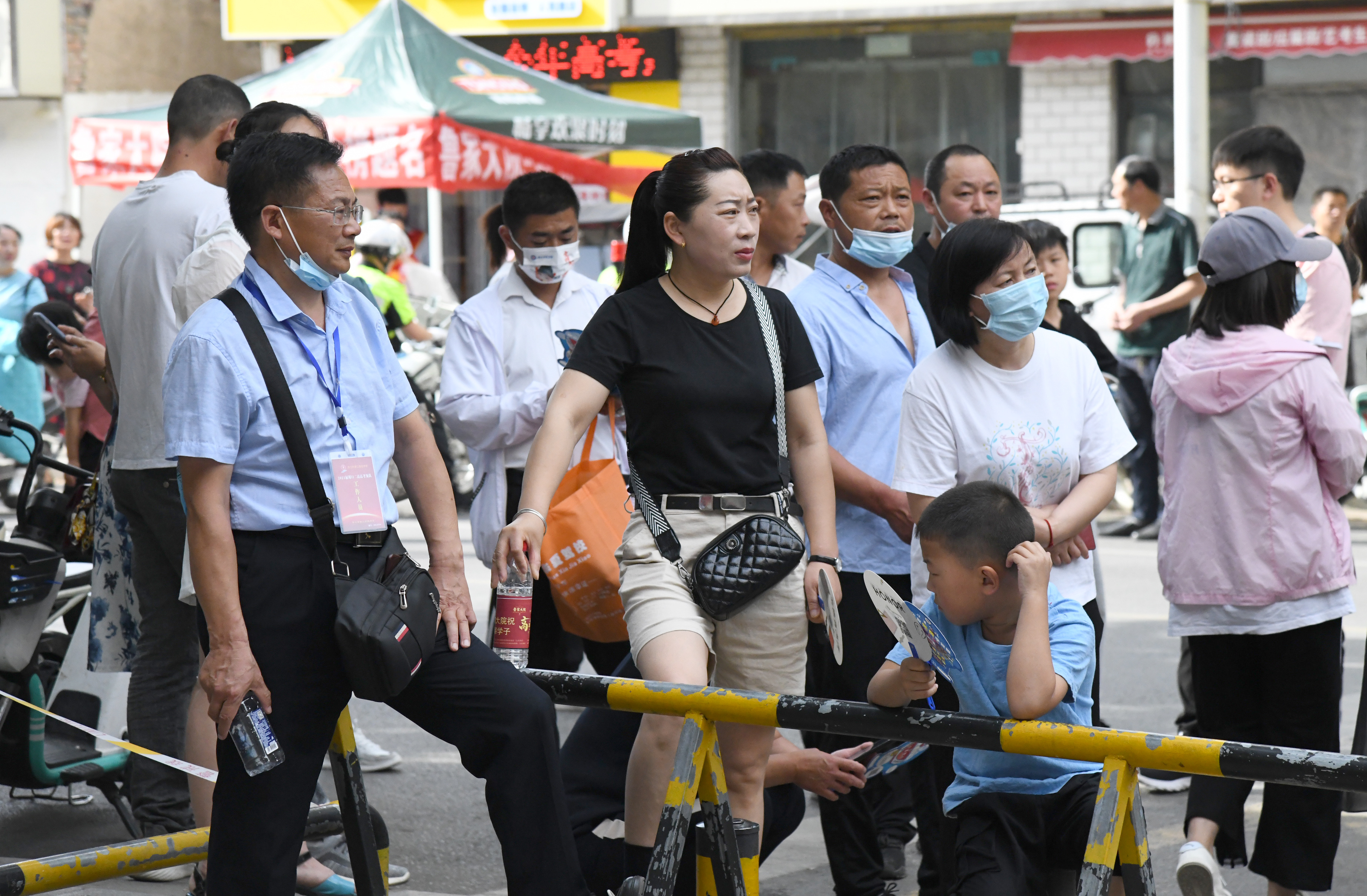 考场外的等待是家长的爱