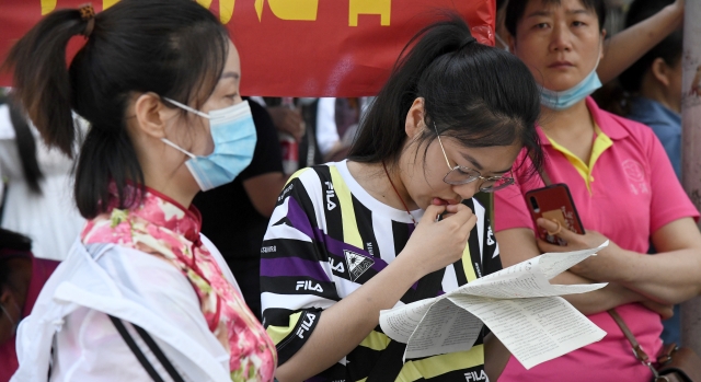 考生进场前忙复习