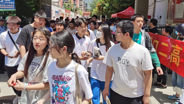 高考首场考试结束 我市考生状态良好