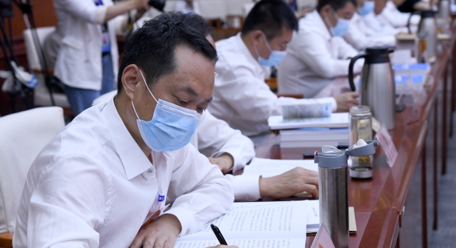 人大代表认真听取人大及两院工作报告