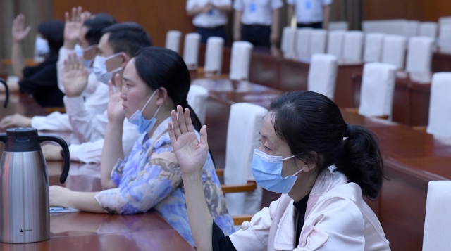 政协委员表决通过各项决议草案