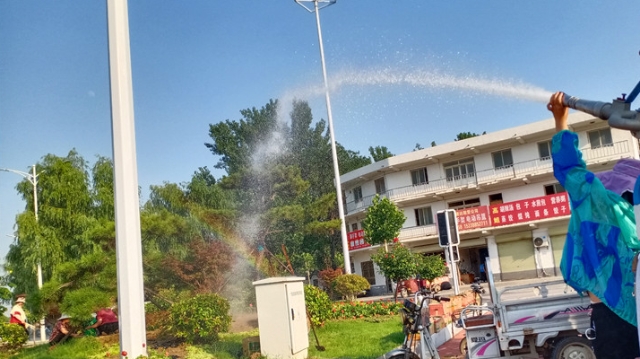 周口园林工人为花木浇水降温